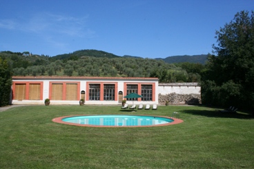 Vista della piscina di fronte alleserre invernali